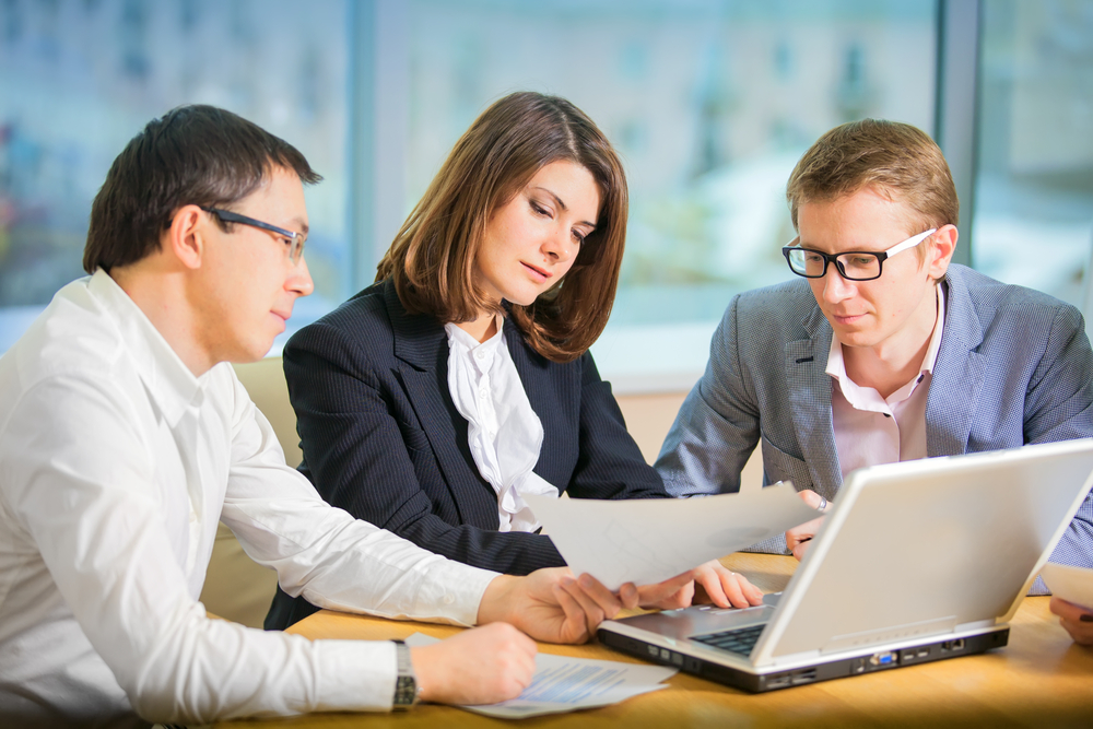 Advocate met twee mannen naast