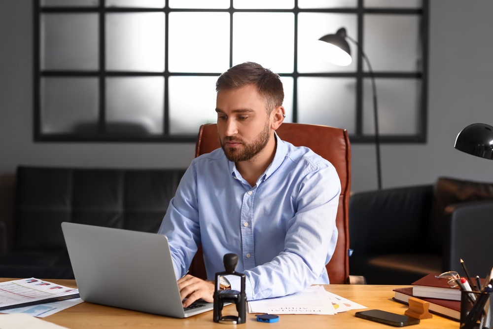 Advocaat aan bureau achter laptop